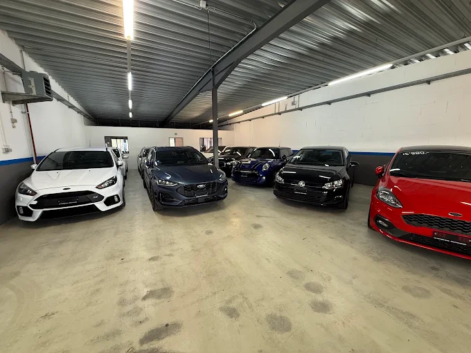 Sélection de voitures dans le hall CA Motors