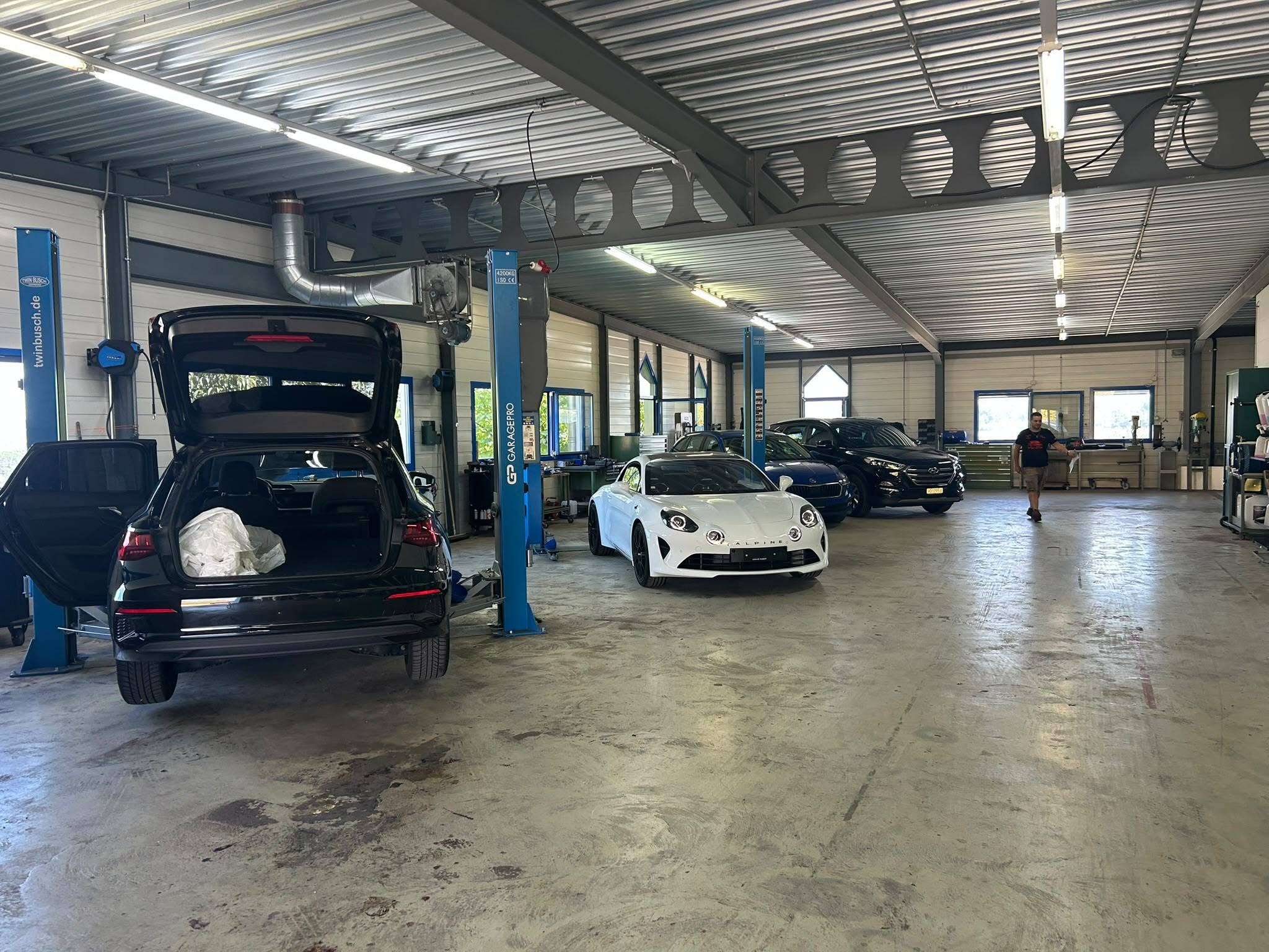 Atelier automobile CA Motors avec plusieurs véhicules