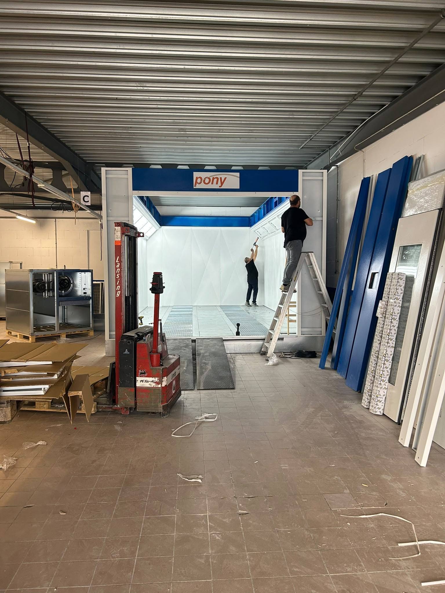 Installation de la cabine de peinture dans l’atelier